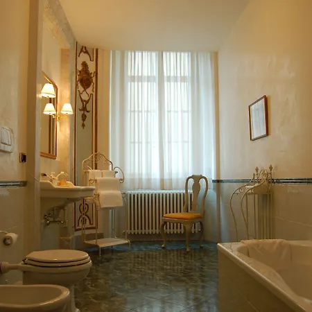 Nocleg ze śniadaniem Palazzo Tucci Residenza D'epoca 4*