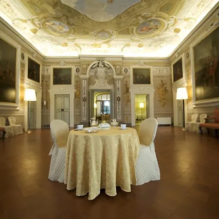 Nocleg ze śniadaniem Palazzo Tucci Residenza D'epoca 4*