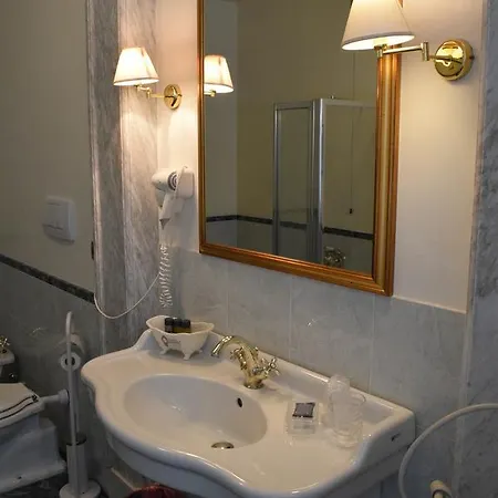 Nocleg ze śniadaniem Palazzo Tucci Residenza D'epoca 4*